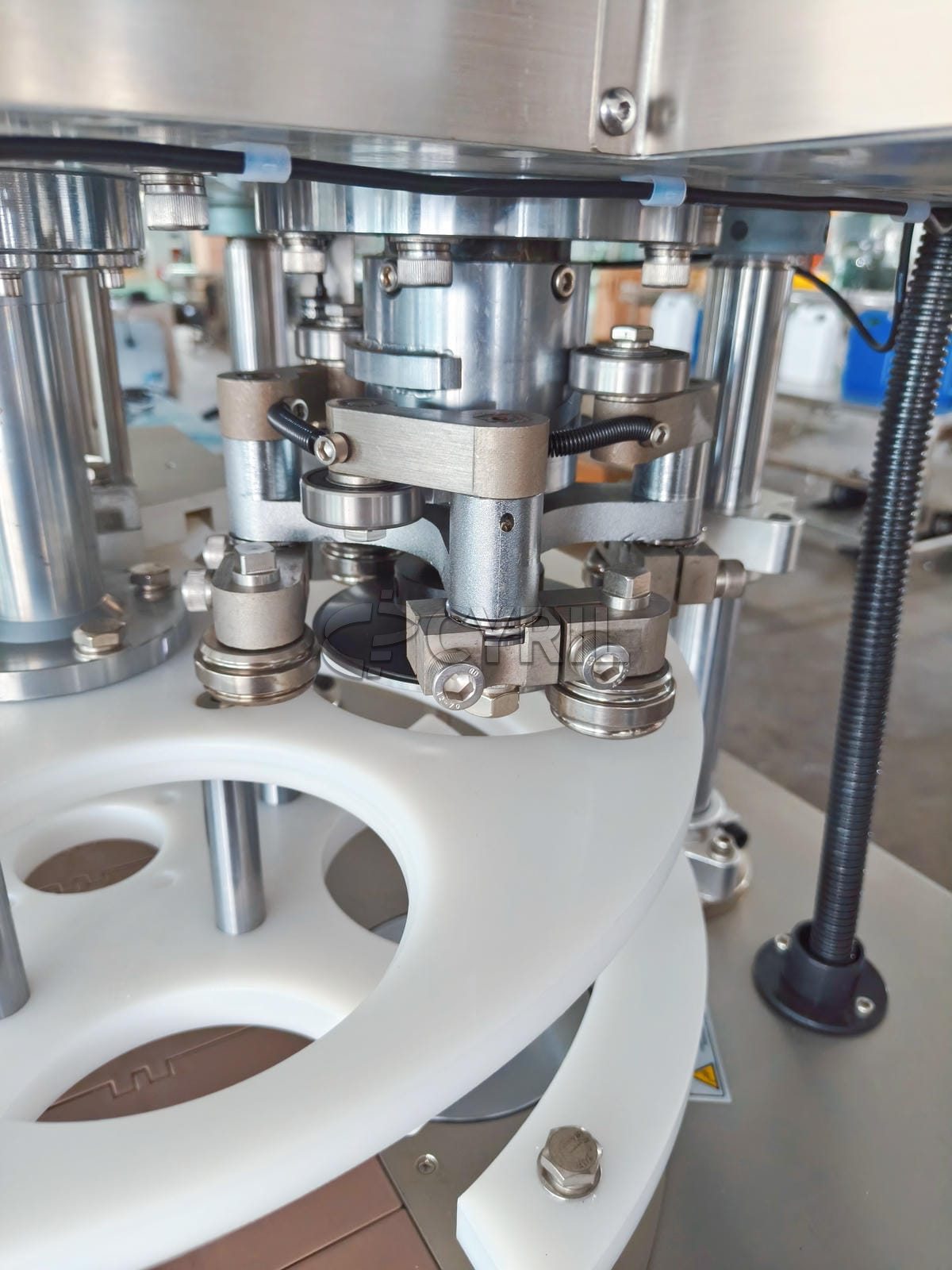 Aluminum cap sealing machine