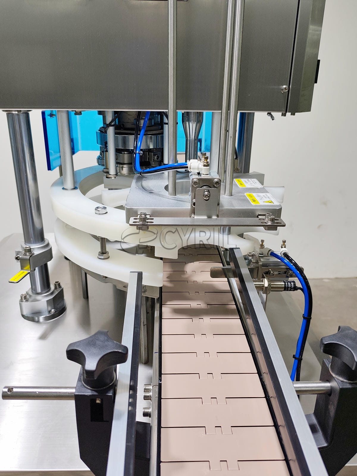 Rotary disc aluminum cap sealing machine