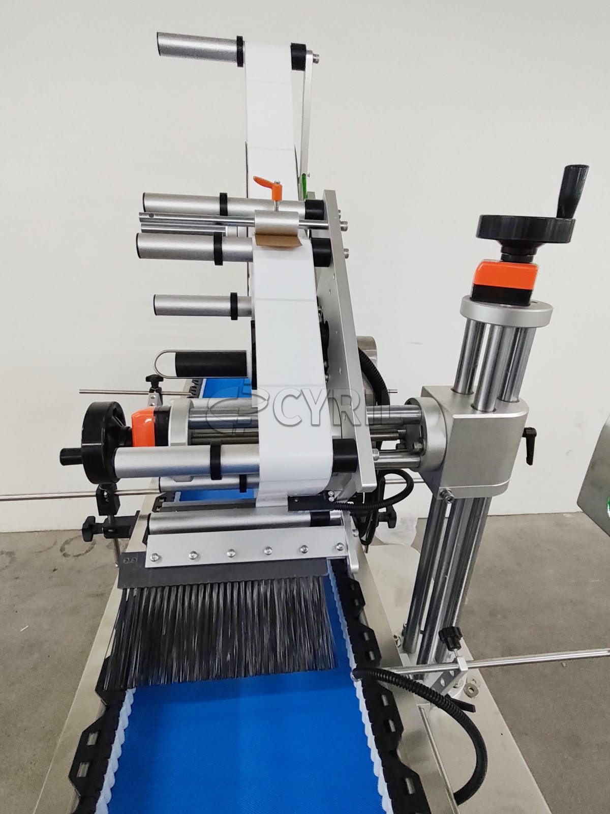 Clamp flat labeling machine