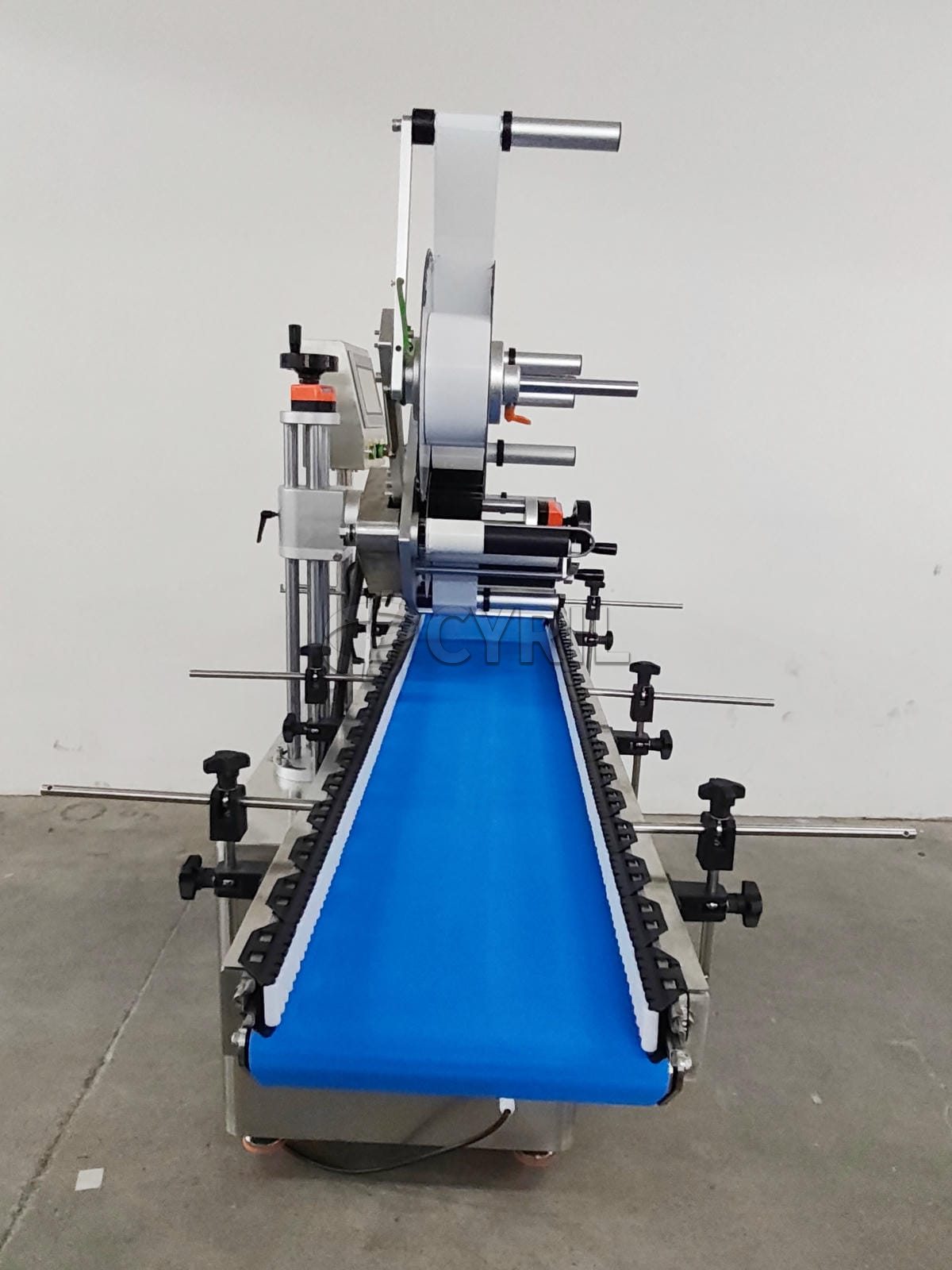 Clamp flat labeling machine