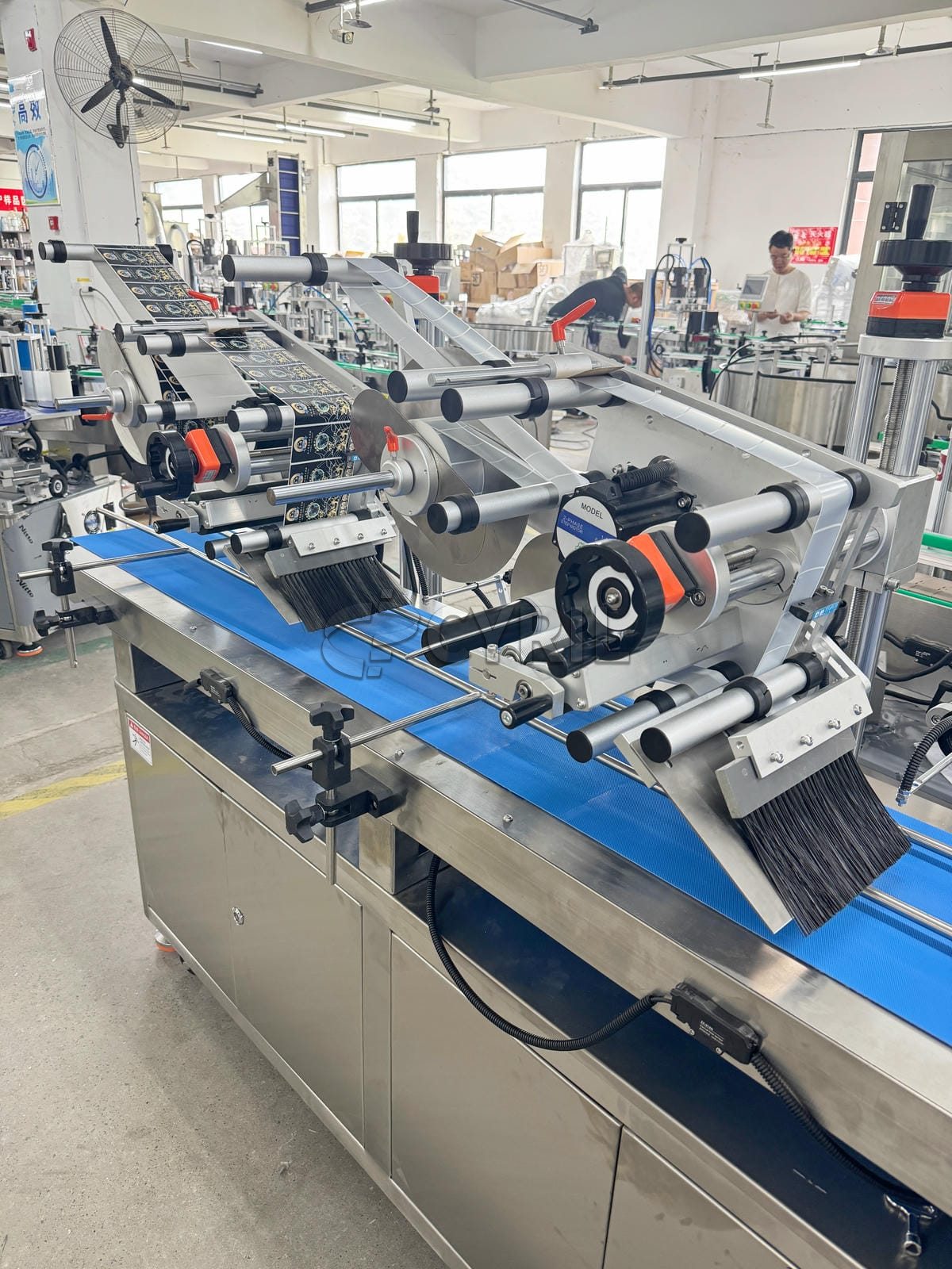 Double-head flat labeling machine