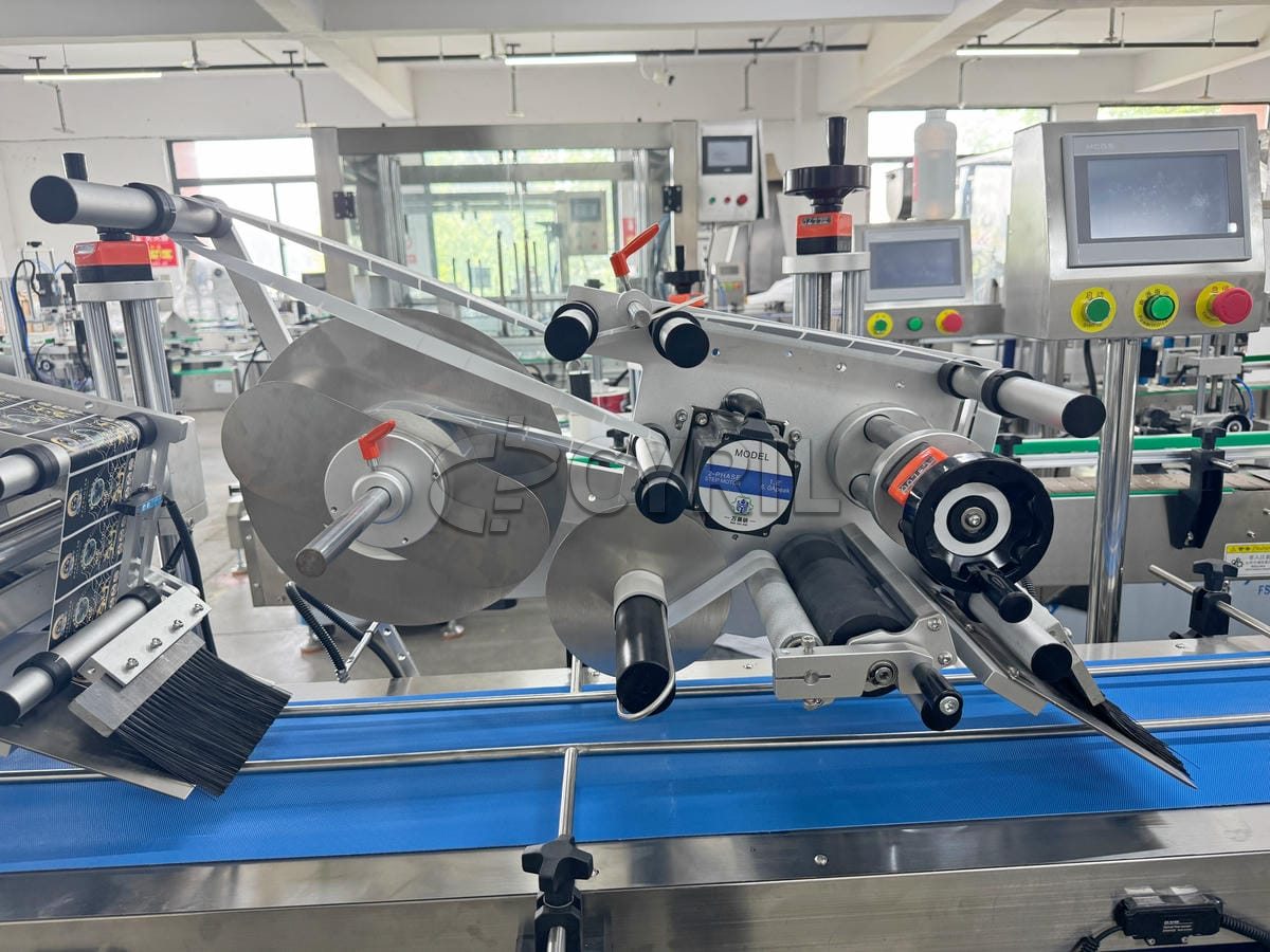 Double-head flat labeling machine