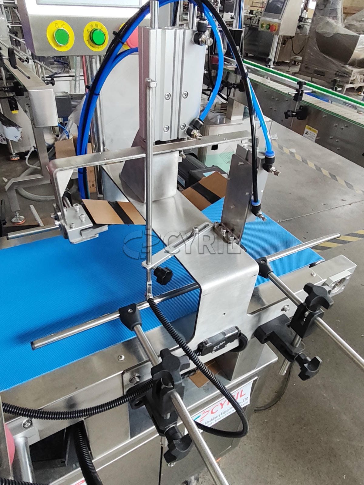 Upper and lower labeling machine