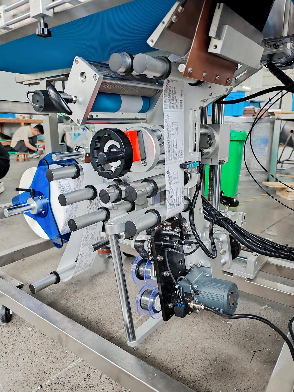 Upper and lower labeling machine