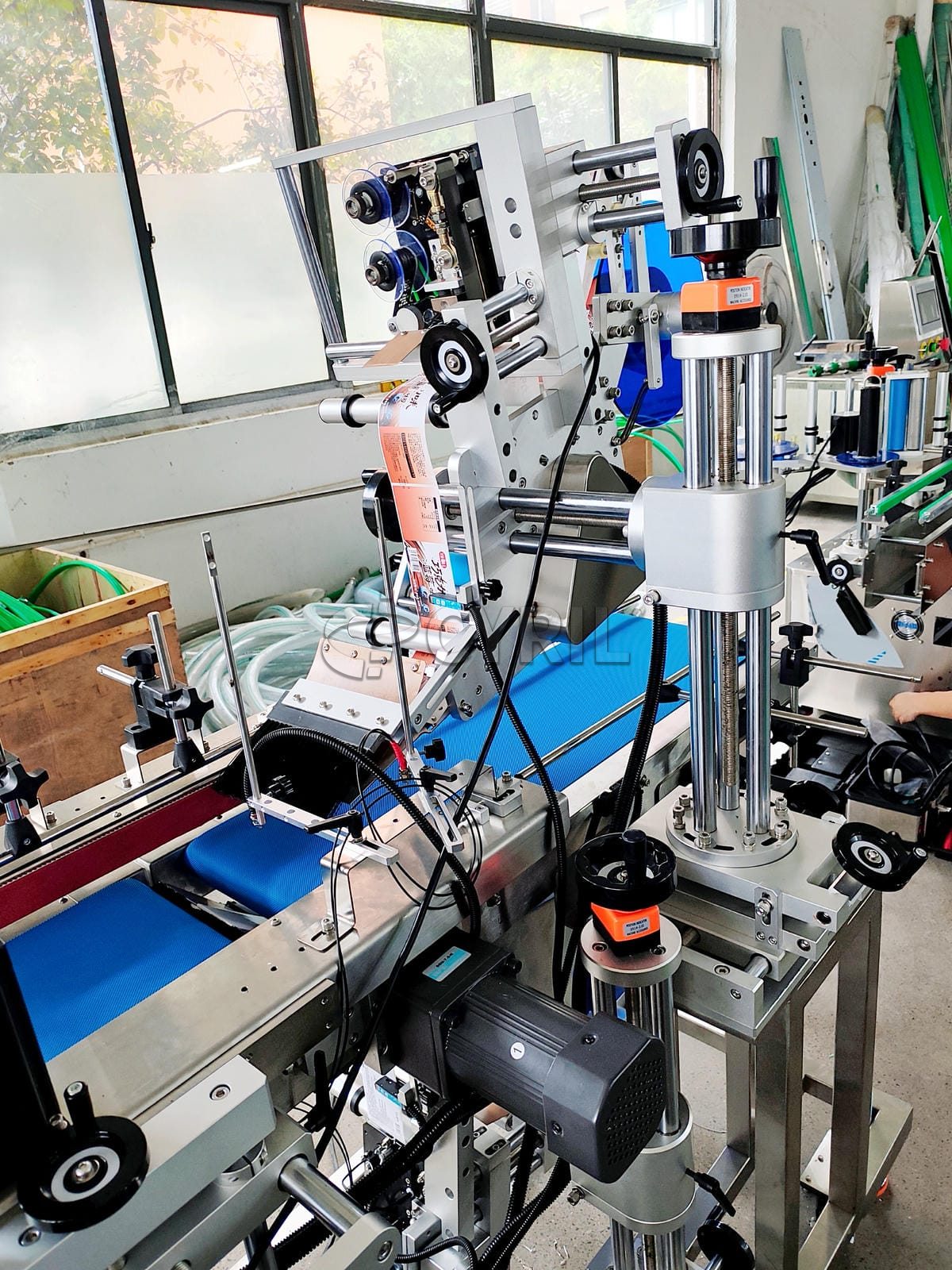 Upper and lower labeling machine