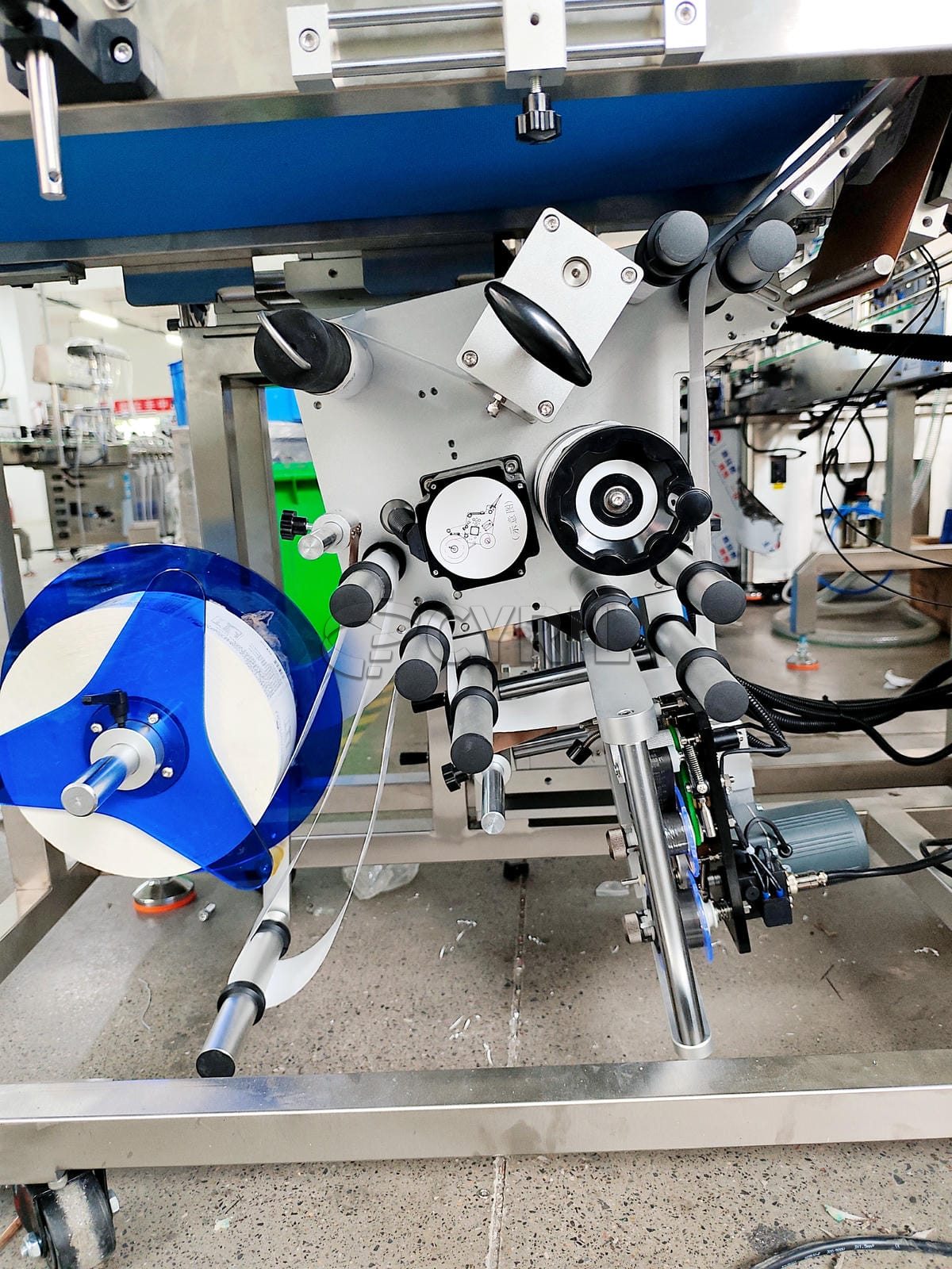 Upper and lower labeling machine