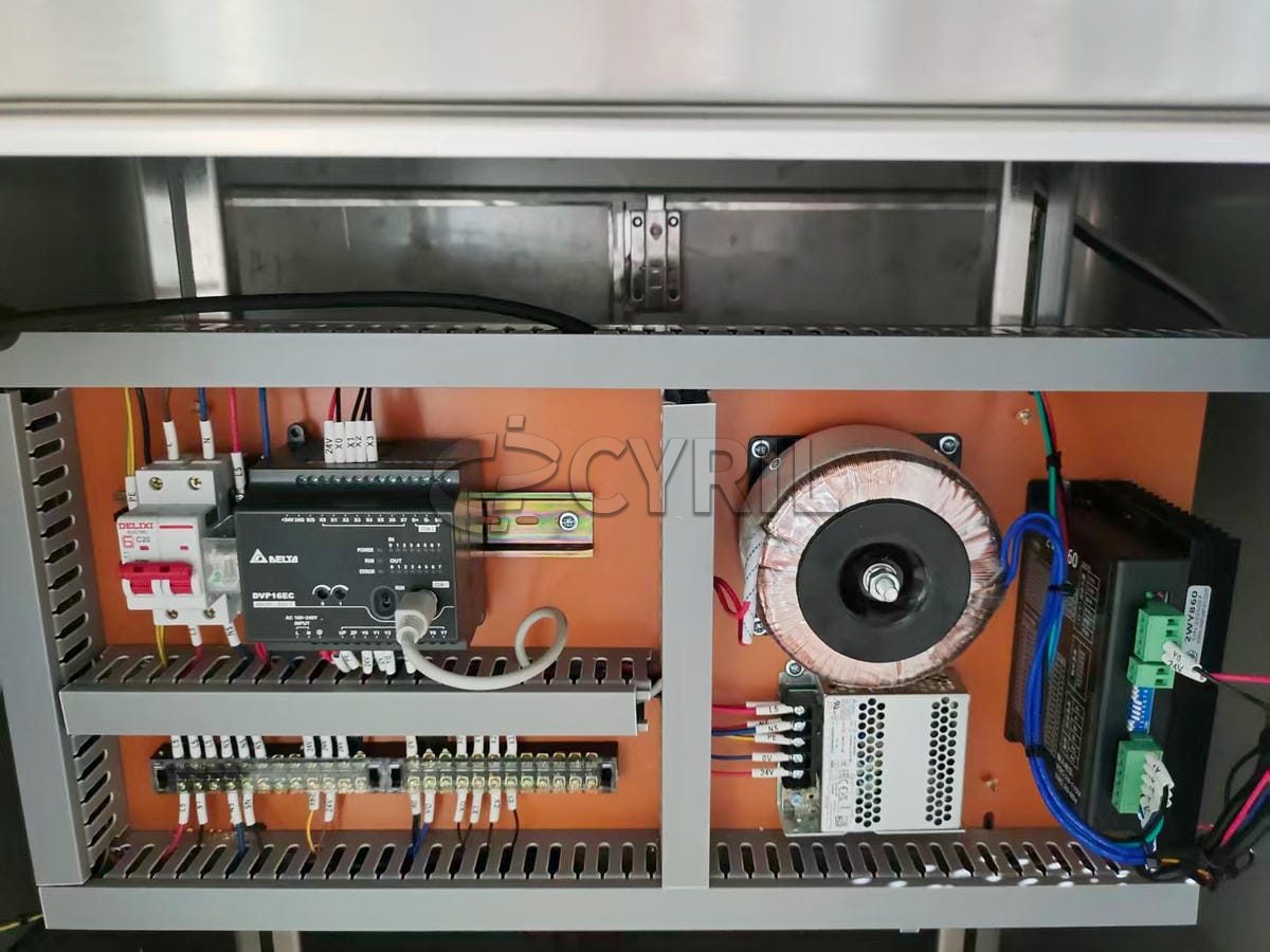 Flat labeling machine