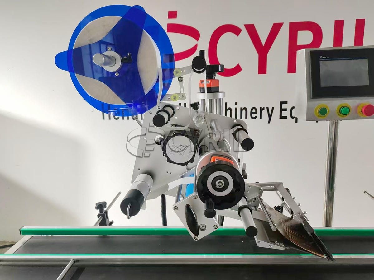 Flat labeling machine