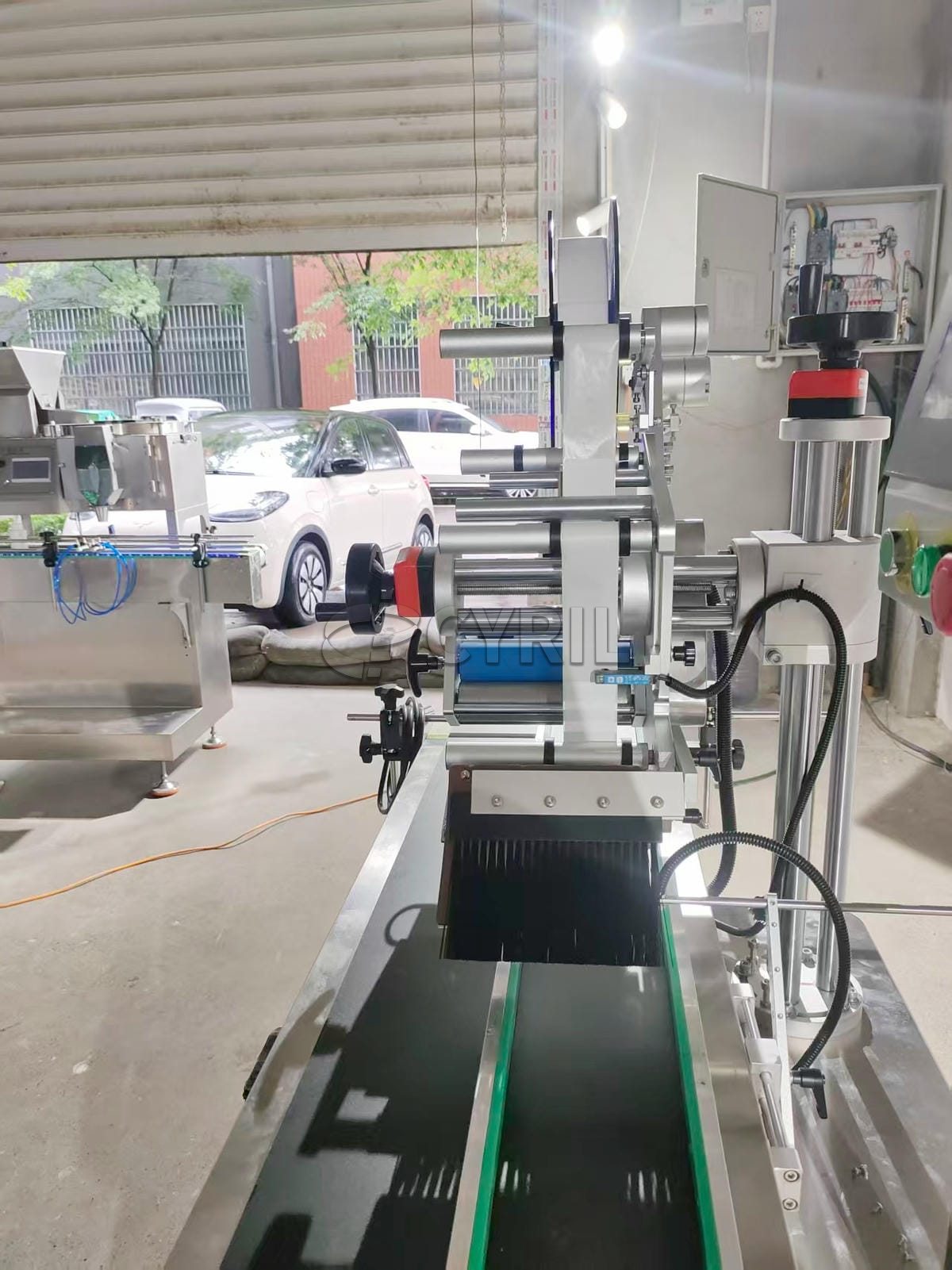 Flat labeling machine