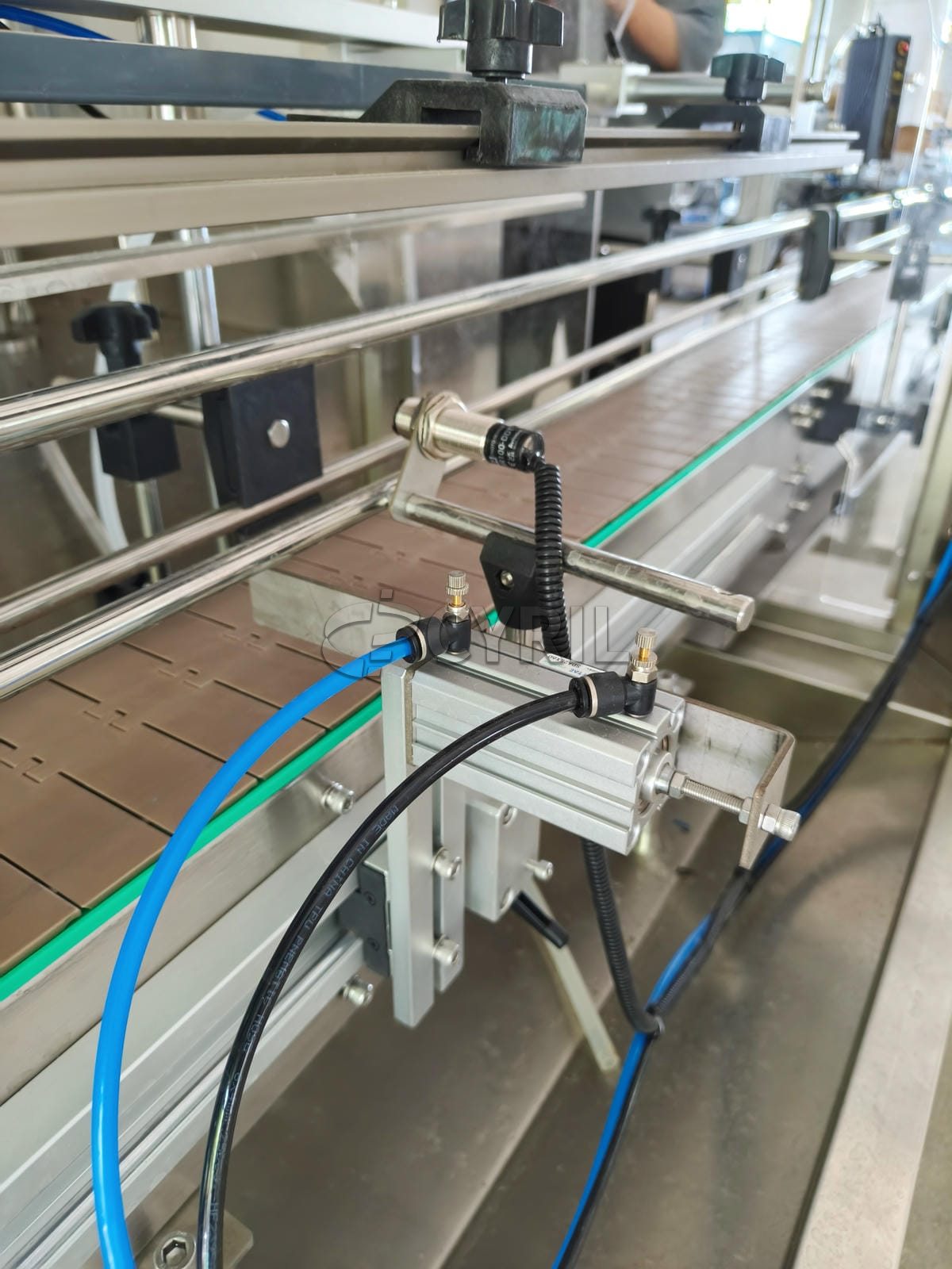 Servo six-head paste filling machine