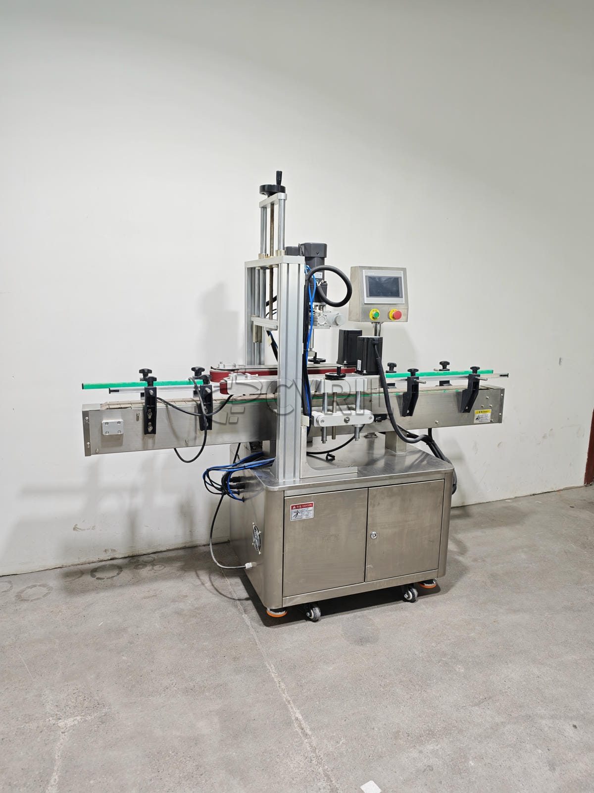 Four-wheel capping machine