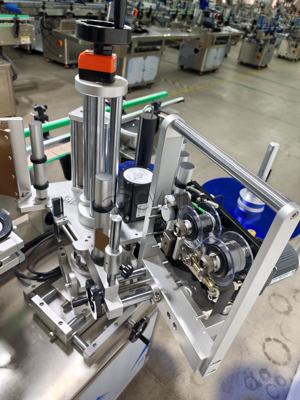 Round bottle positioning labeling machine