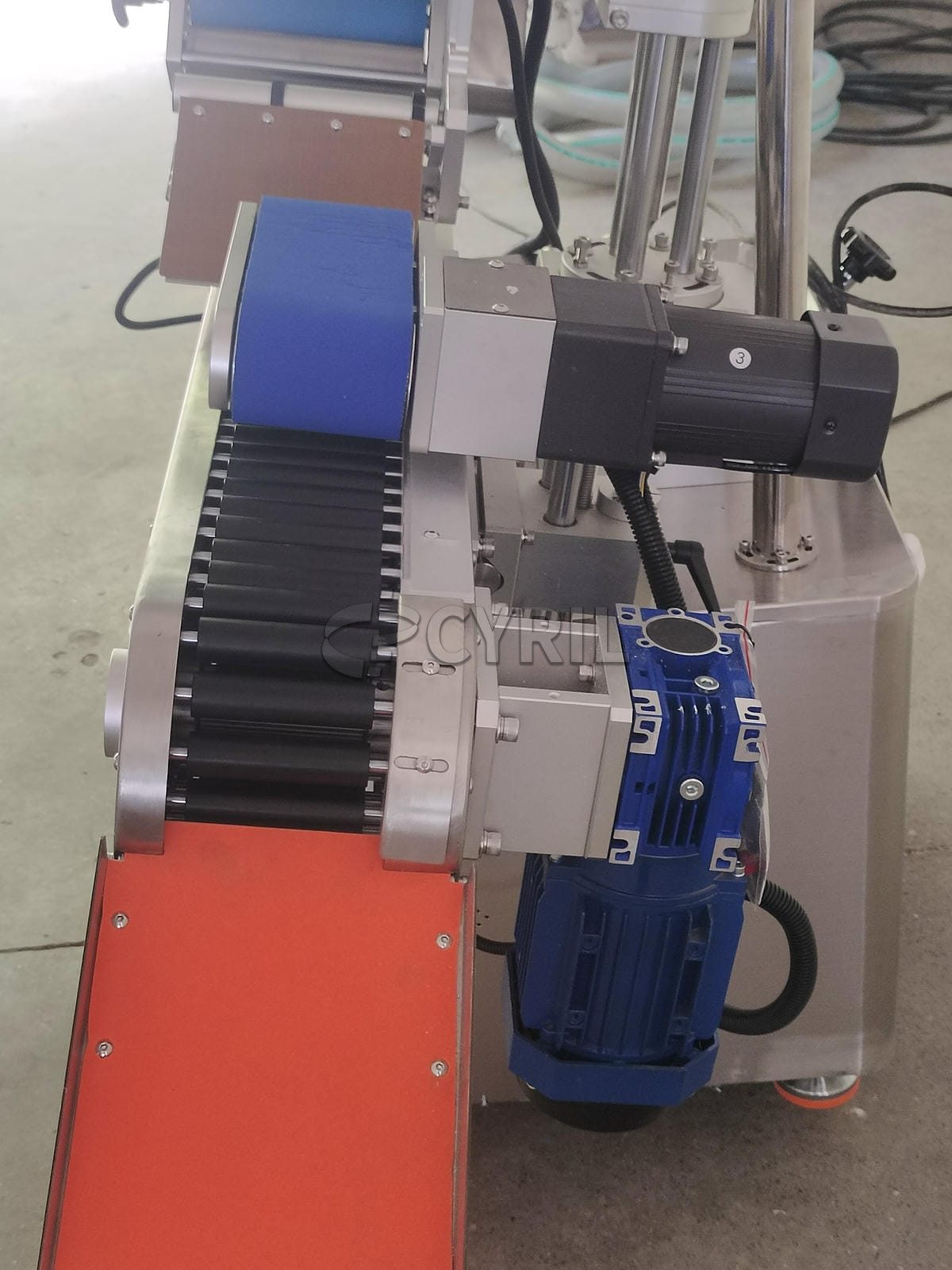 Horizontal round bottle labeling machine