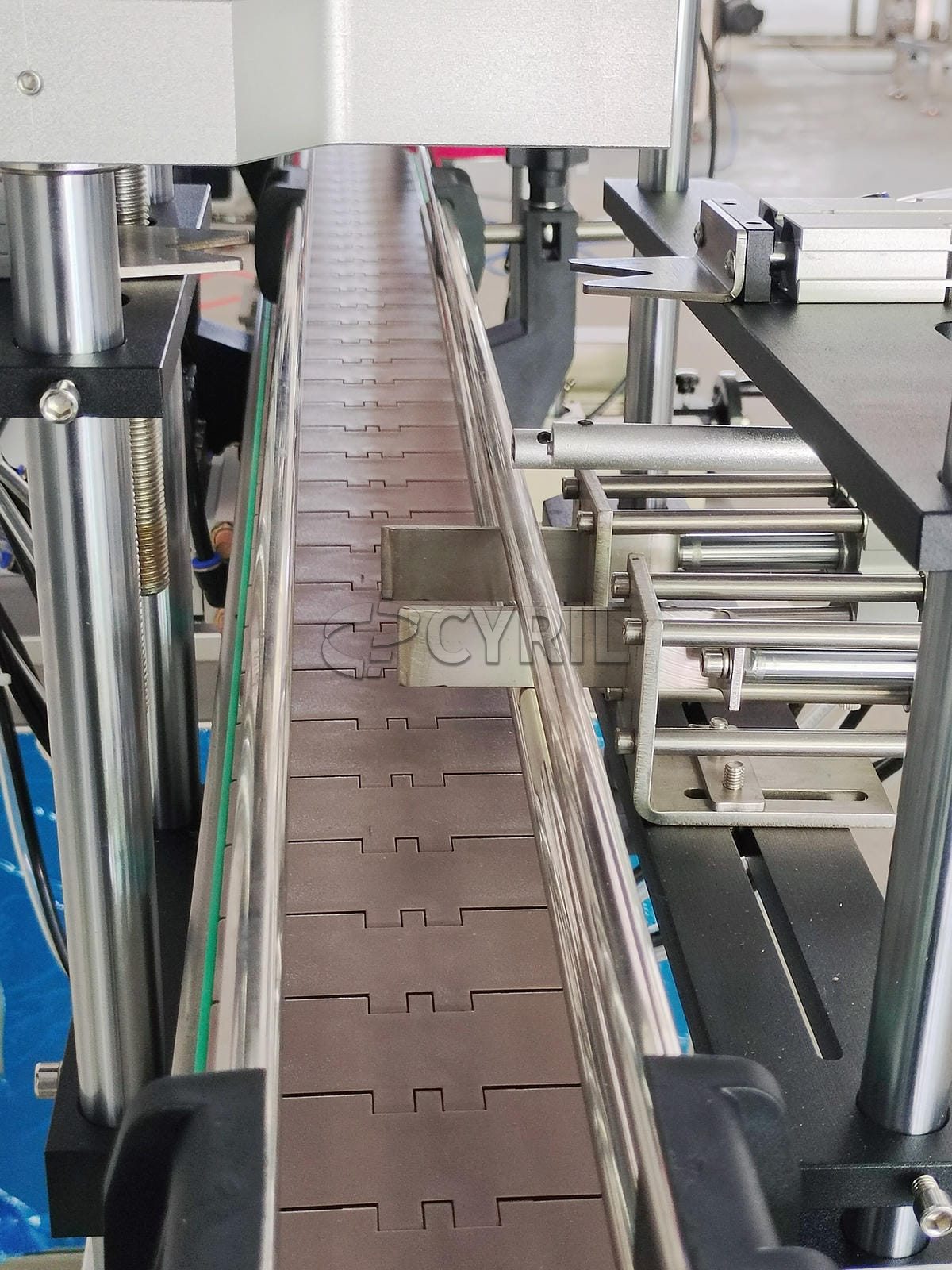 Four-wheel capping machine