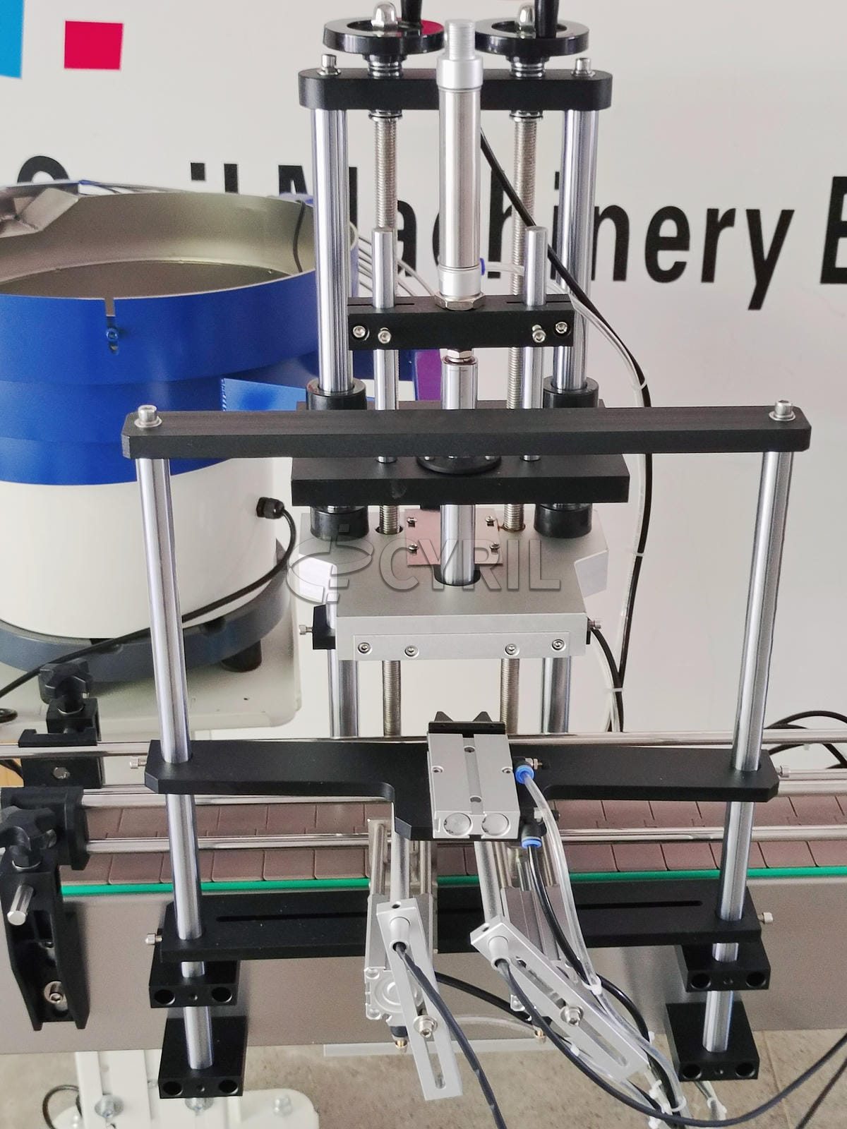 Four-wheel capping machine