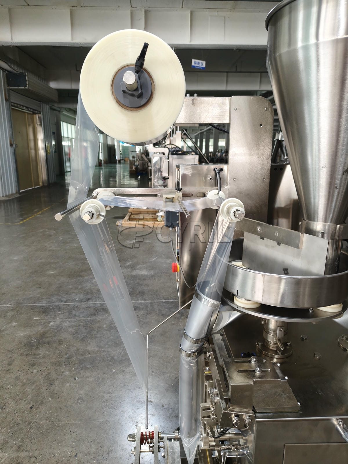 Fully automatic turntable granule packaging machine