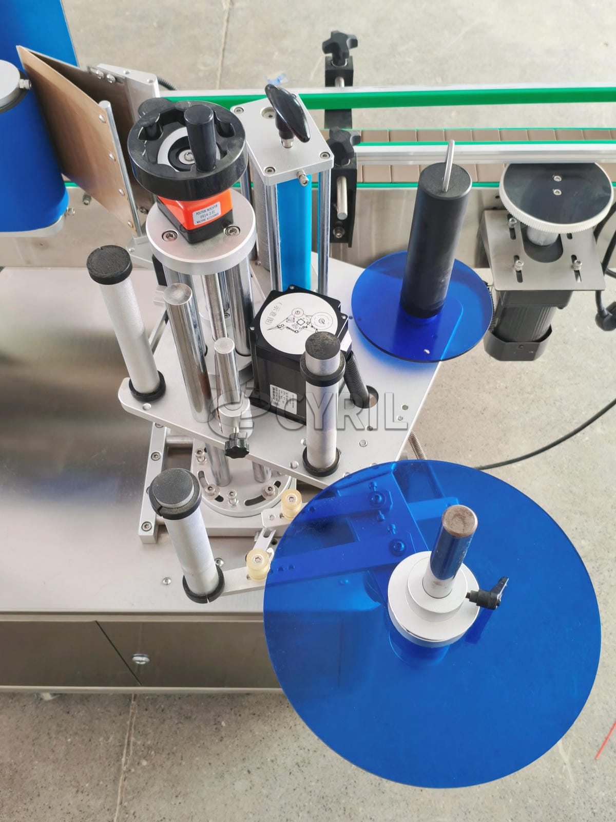 Fully automatic round bottle rolling labeling machine