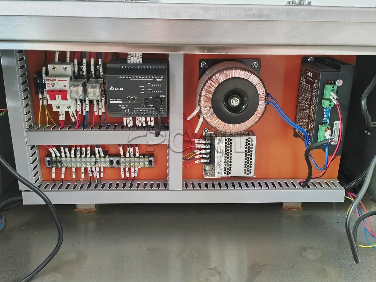 Fully automatic round bottle rolling labeling machine