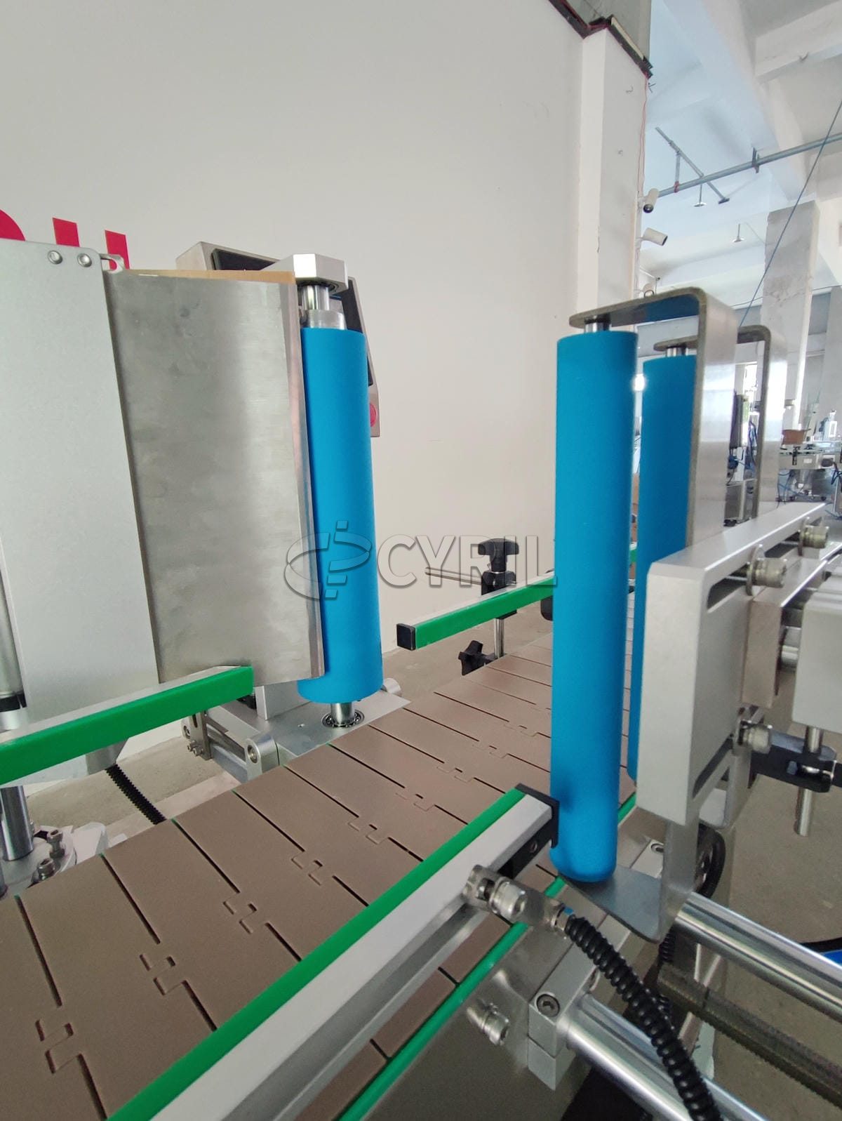 Fully automatic round bottle positioning labeling machine