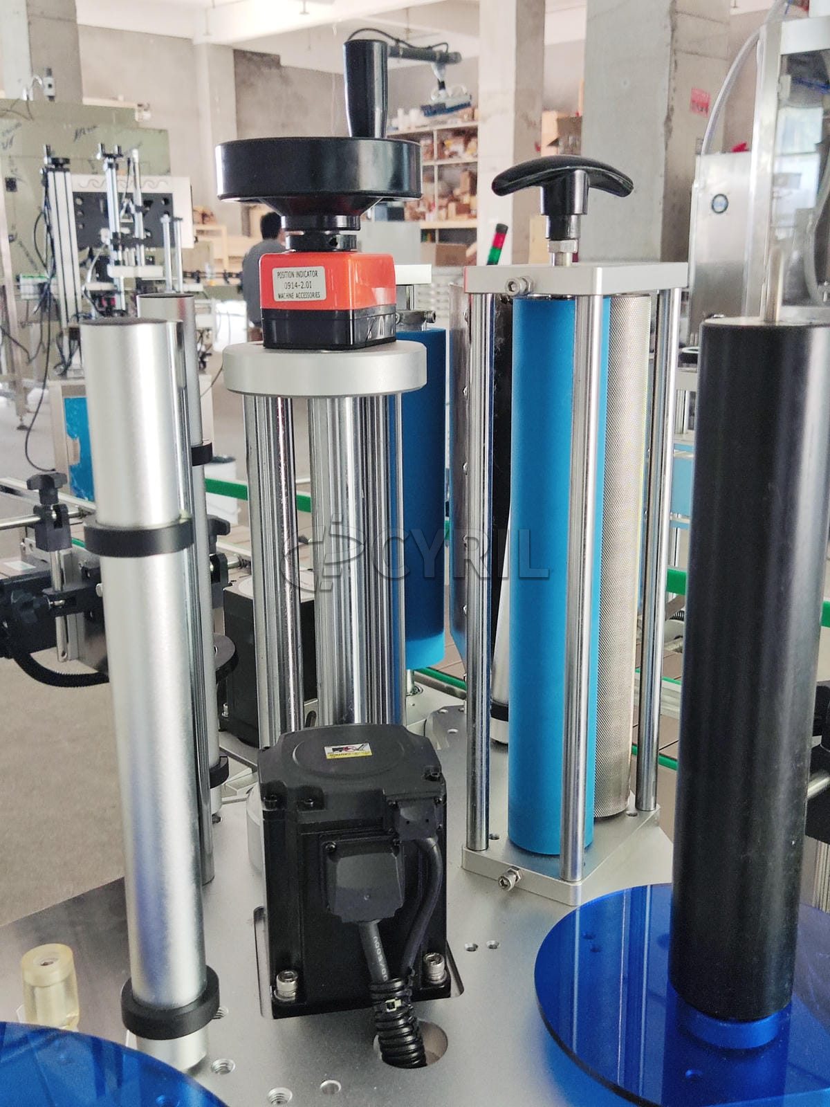 Fully automatic round bottle positioning labeling machine