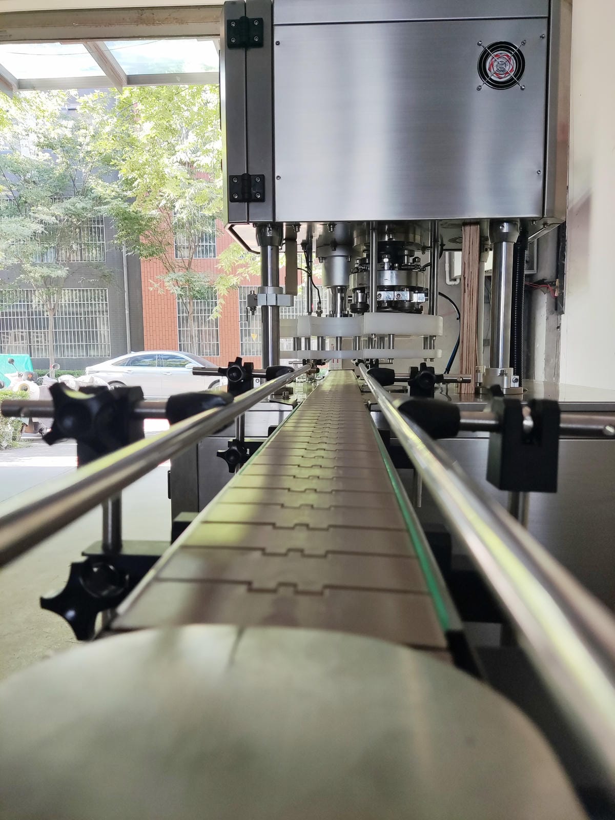 Fully automatic aluminum cap capping machine