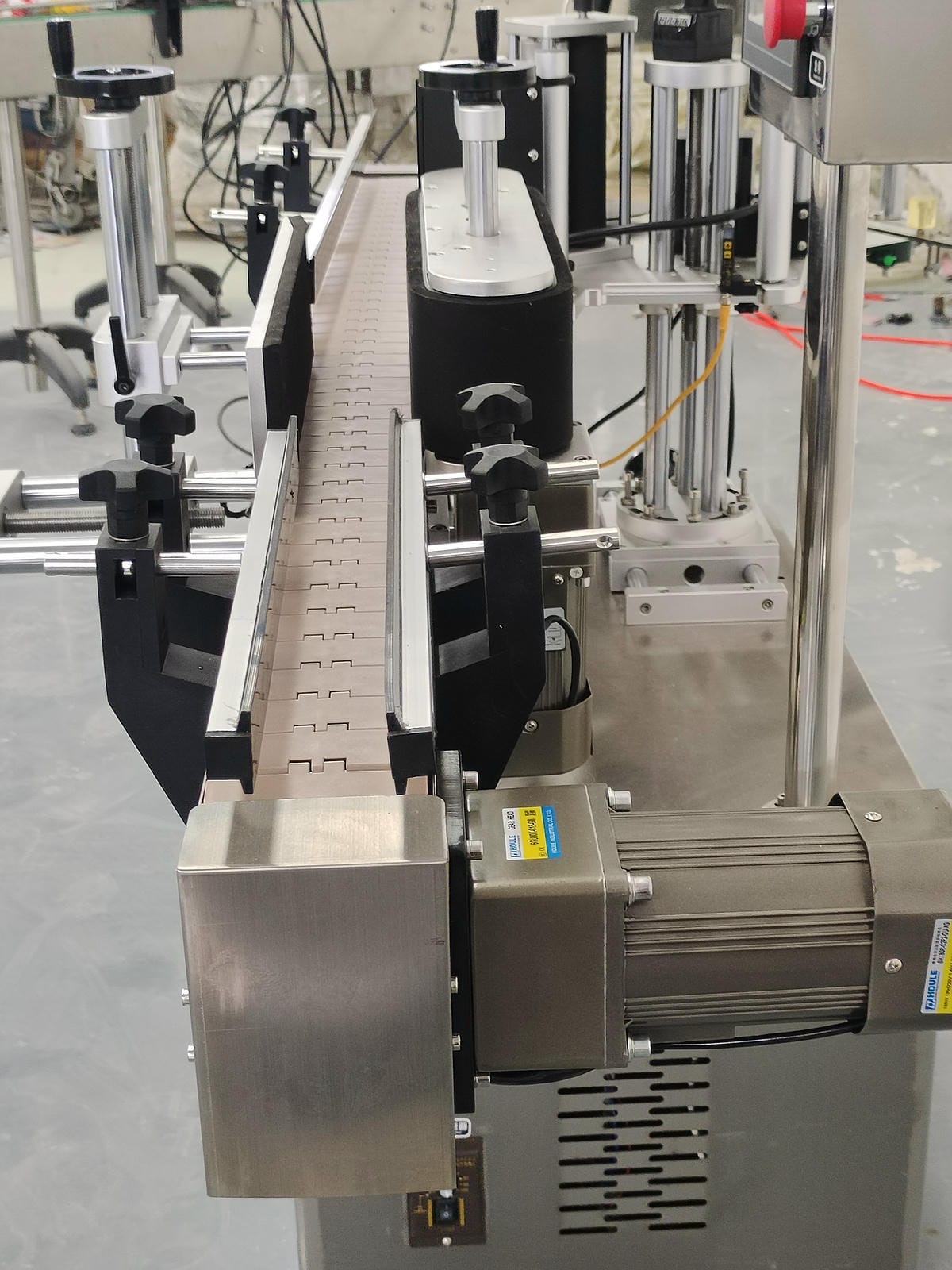 Round bottle rolling labeling machine