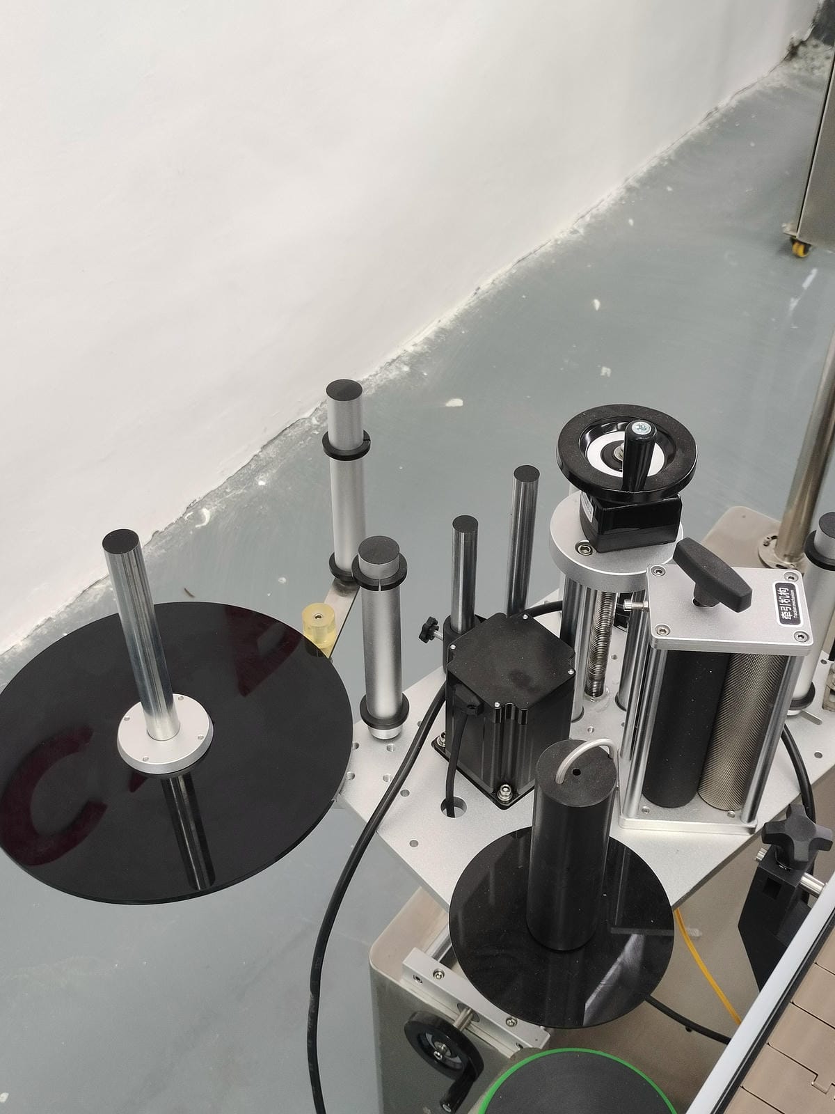 Round bottle rolling labeling machine
