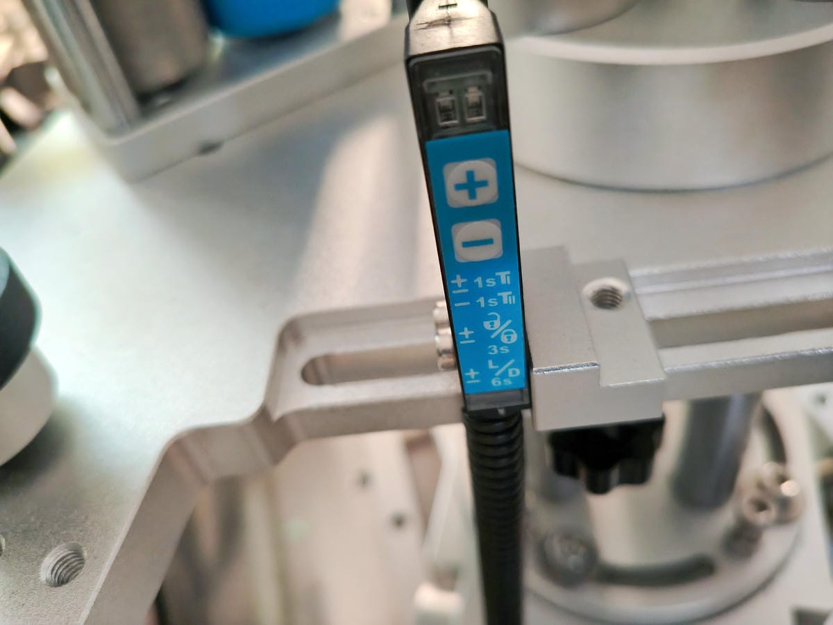 Round bottle positioning labeling machine + Delta