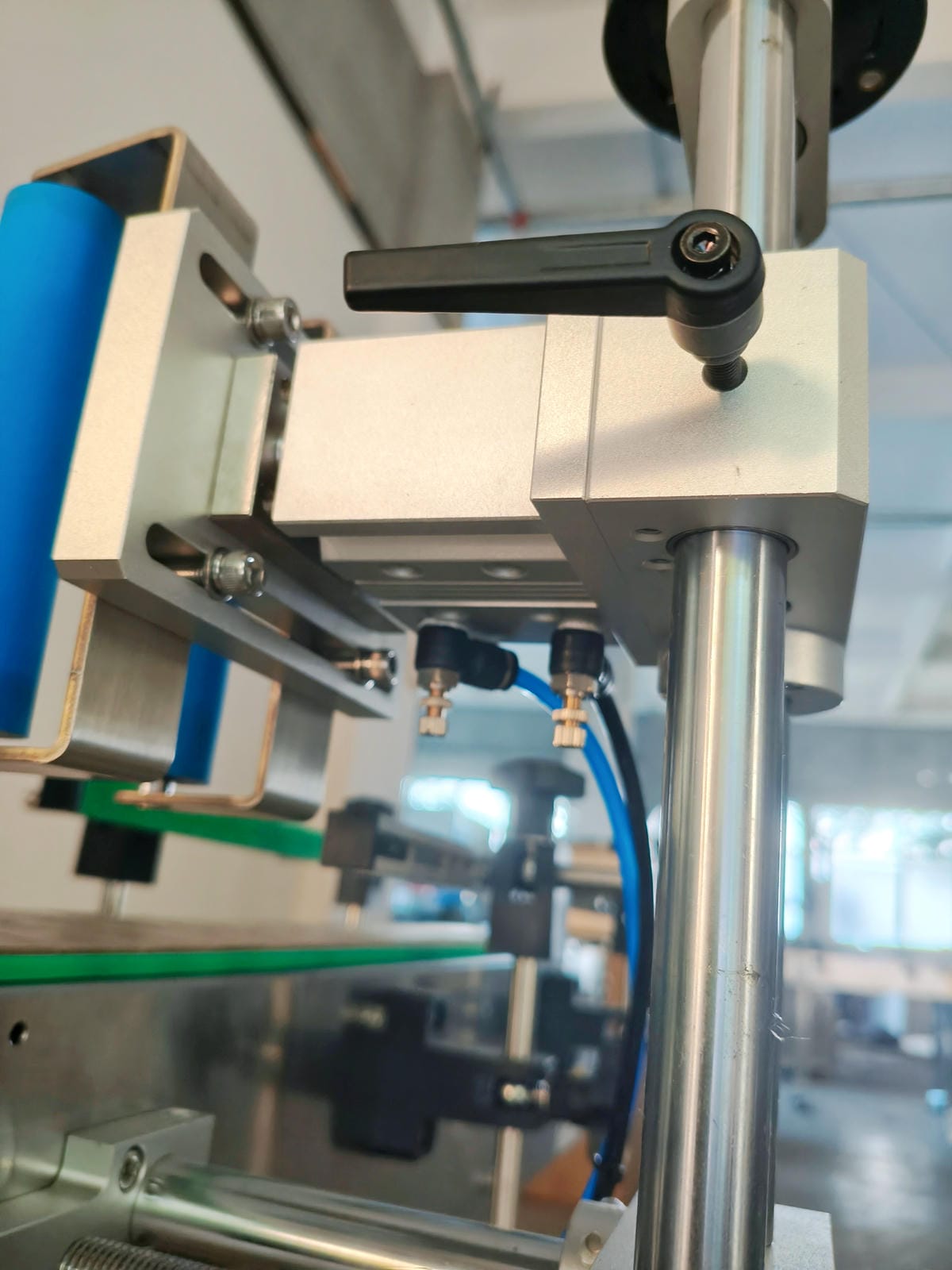 Round bottle positioning labeling machine + Delta