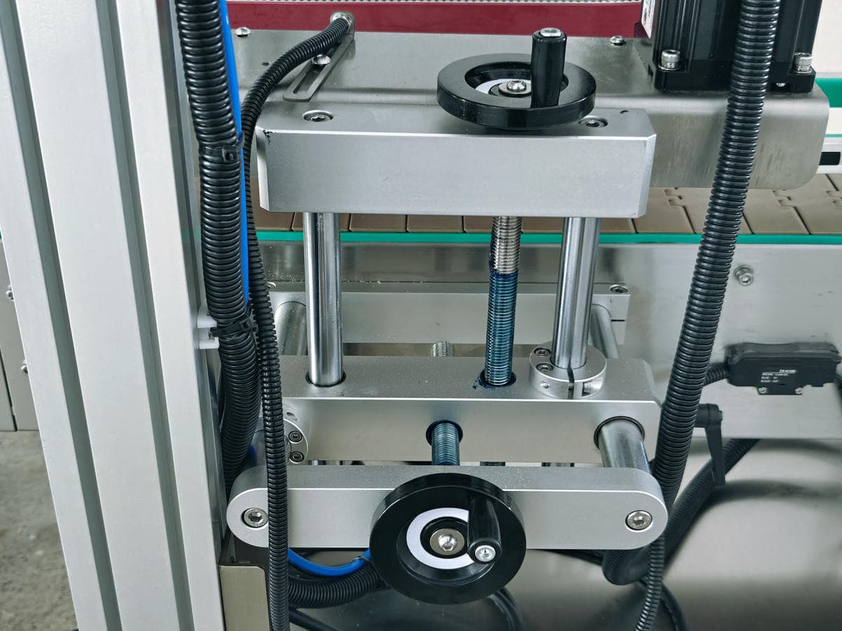 全自动四轮旋盖机+振动盘上盖